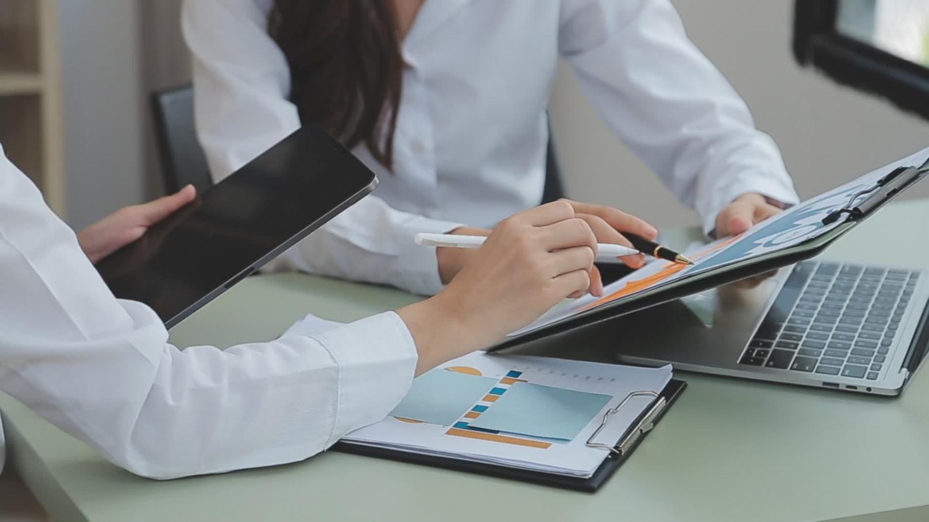 Команда фахівців під час обговорення методологічних аспектів курсу